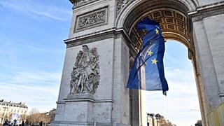 Bandeira da União Europeia sob o Arco do Triunfo, em Paris, França