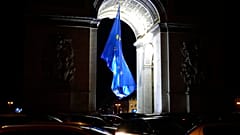 Umstrittene Europaflagge vor Pariser Triumphbogen