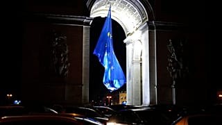 Umstrittene Europaflagge vor Pariser Triumphbogen
