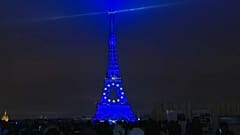 La Torre Eiffel iluminada con los colores de la bandera de la UE
