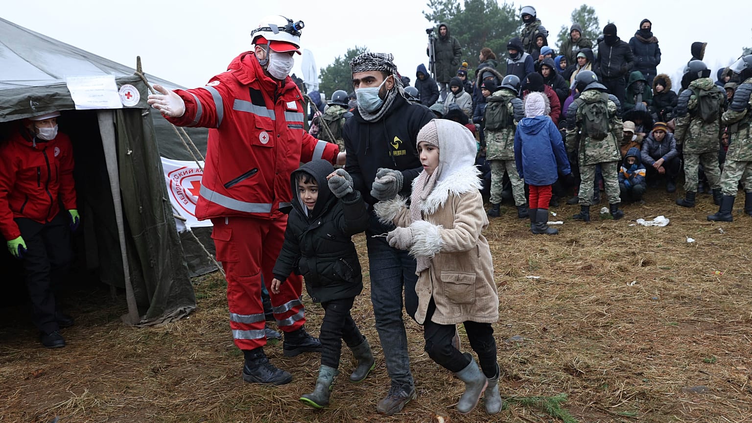 Belarus sınırından geçen düzensiz göçmenler