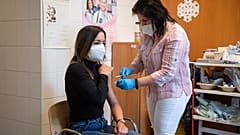 Beoltanak egy nőt a Pfizer-Comirnaty vakcina második adagjával Salgótarjánban