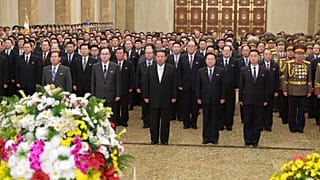 Kim Dzsongun és a felsővezetés felkeresi Kim Ir Szen és Kim Dzsong Il nyughelyét a phenjani Kumszuszan emlékpalotában újév napján 2022. január 1-jén.