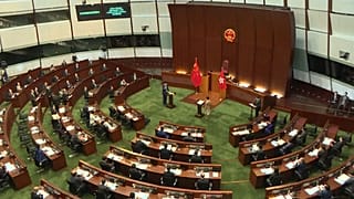 "Apenas patriotas" tomam posse em Hong Kong enquanto jornal fecha as portas