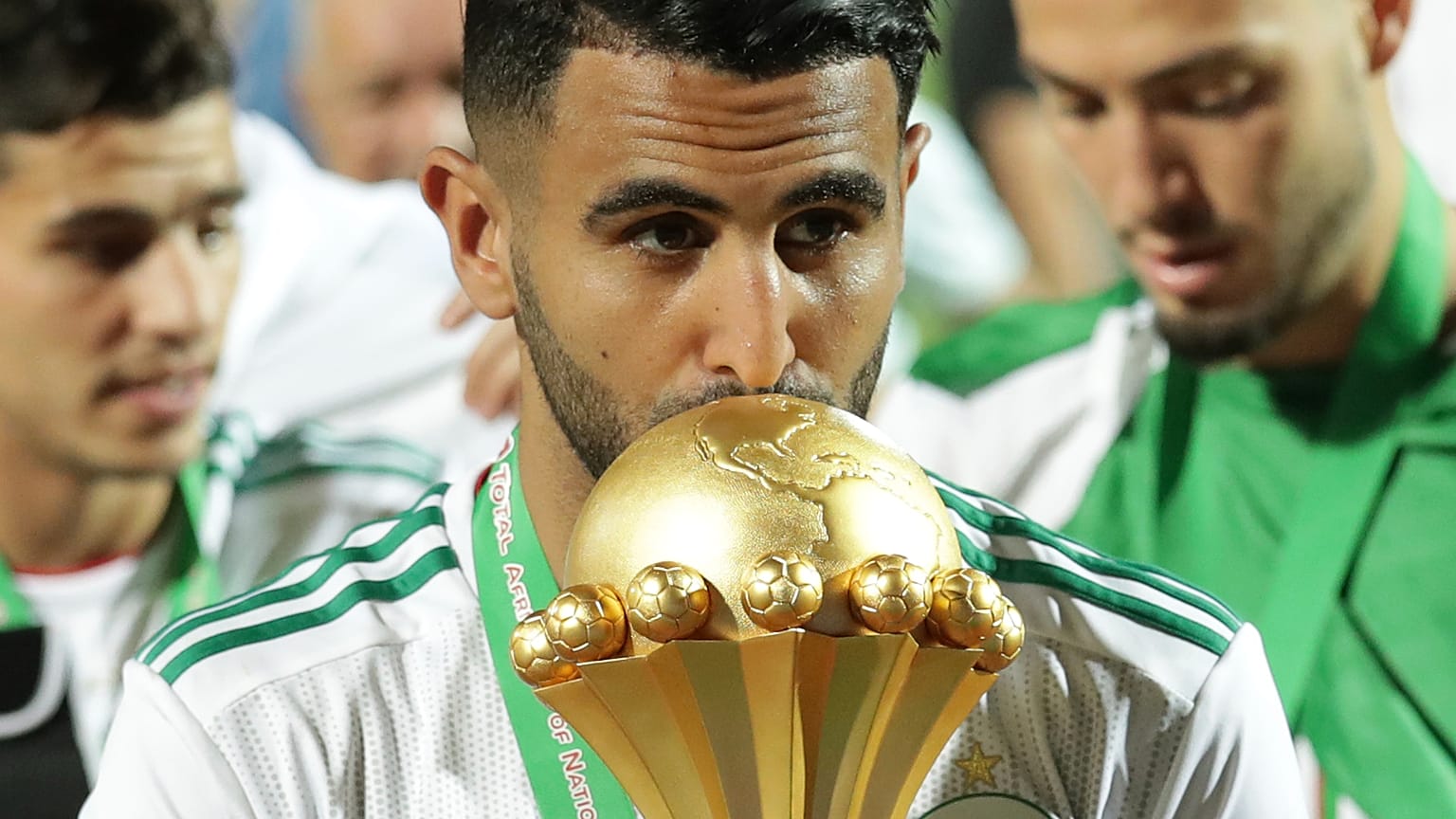 اللاعب الجزائري رياض محرز يقبل كأس إفريقيا للأمم  في ملعب القاهرة الدولي بالقاهرة- مصر 2019.