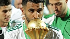 اللاعب الجزائري رياض محرز يقبل كأس إفريقيا للأمم  في ملعب القاهرة الدولي بالقاهرة- مصر 2019.