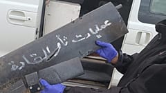 روی یکی از قطعات پهپاد منفجر شده عبارت عملیات انتقام فرماندهان دیده می‌شود