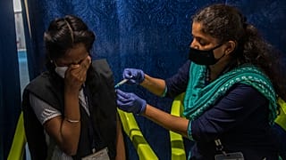 Augen zu und durch: Ein Mädchen in Mumbai wird geimpft