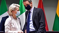 Η πρόεδρος της Κομισιόν Ούρσουλα φον ντερ Λάιεν με τον Έλληνα πρωθυπουργό Κυριάκο Μητσοτάκη
