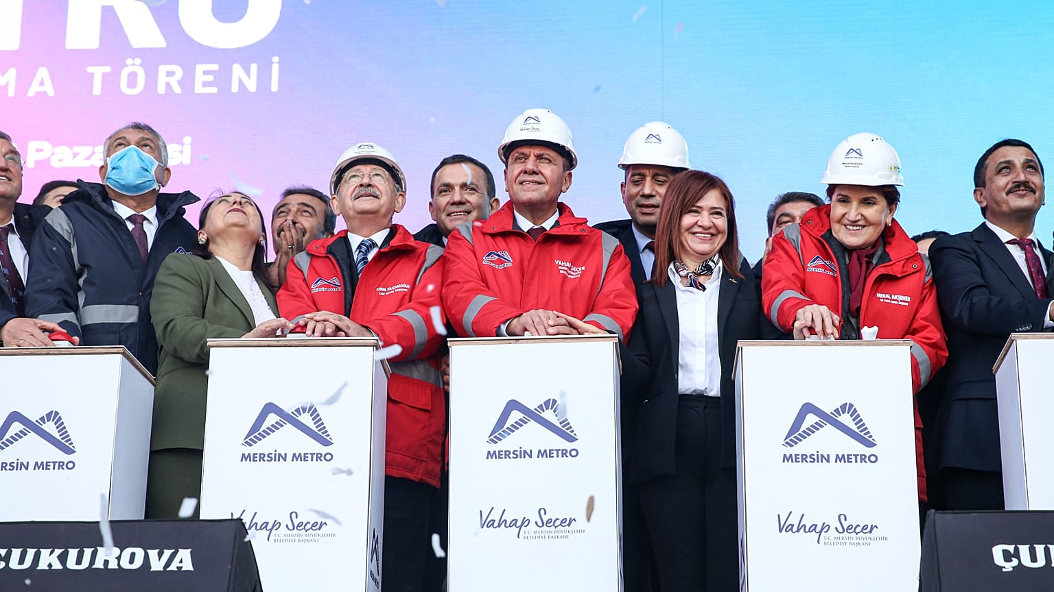 Mersin Büyükşehir Belediyesi Metro Temel Atma Töreni, Cumhuriyet Meydanı'nda düzenlendi. Törene, CHP lideri Kılıçdaroğlu (sağ 5) ile İYİ Parti lideri Akşener de katıldı