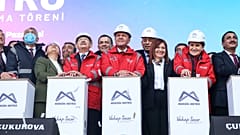 Mersin Büyükşehir Belediyesi Metro Temel Atma Töreni, Cumhuriyet Meydanı'nda düzenlendi. Törene, CHP lideri Kılıçdaroğlu (sağ 5) ile İYİ Parti lideri Akşener de katıldı