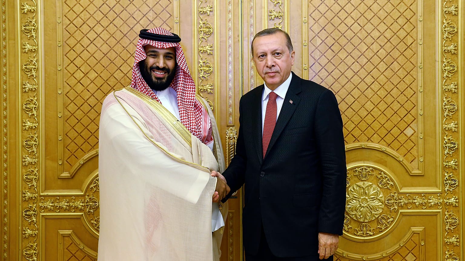  الرئيس التركي رجب طيب أردوغان يصافح الأمير السعودي محمد بن سلمان