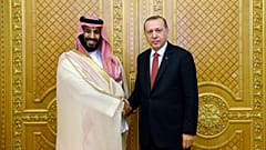  الرئيس التركي رجب طيب أردوغان يصافح الأمير السعودي محمد بن سلمان