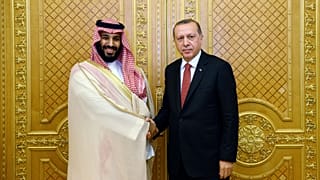 من لقاء سابق بين ولي العهد السعودي محمد بن سلمان والرئيس التركي رجب طيب إردوغان (أرشيف) 