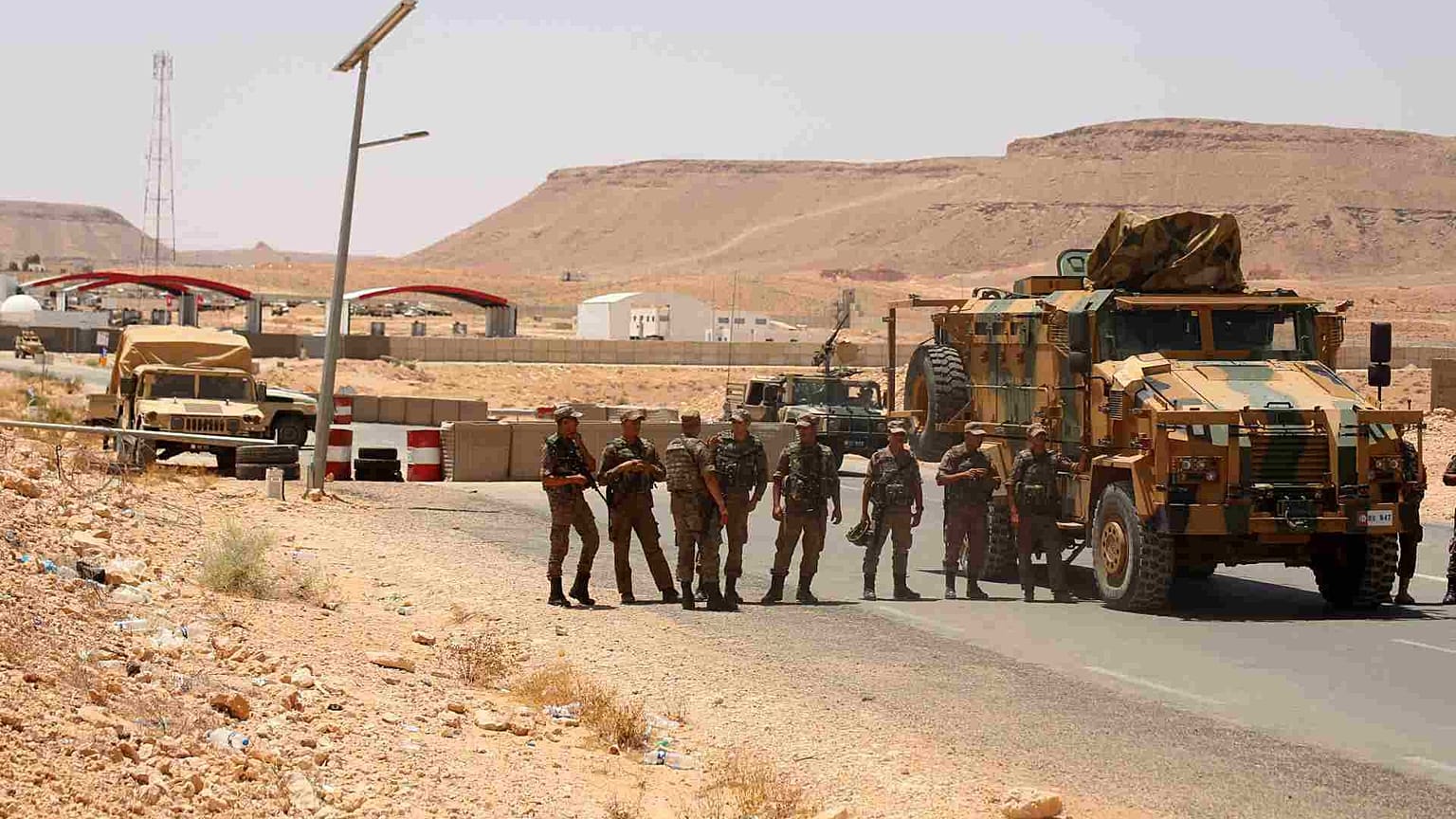 جنود من الجيش التونسي بالقرب من بلدة الذهيبة الجنوبية، 12 يوليو / تموز 2020  