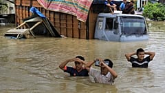 Das Wasser steht ihnen bis zur Brust und höher