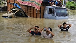 Das Wasser steht ihnen bis zur Brust und höher