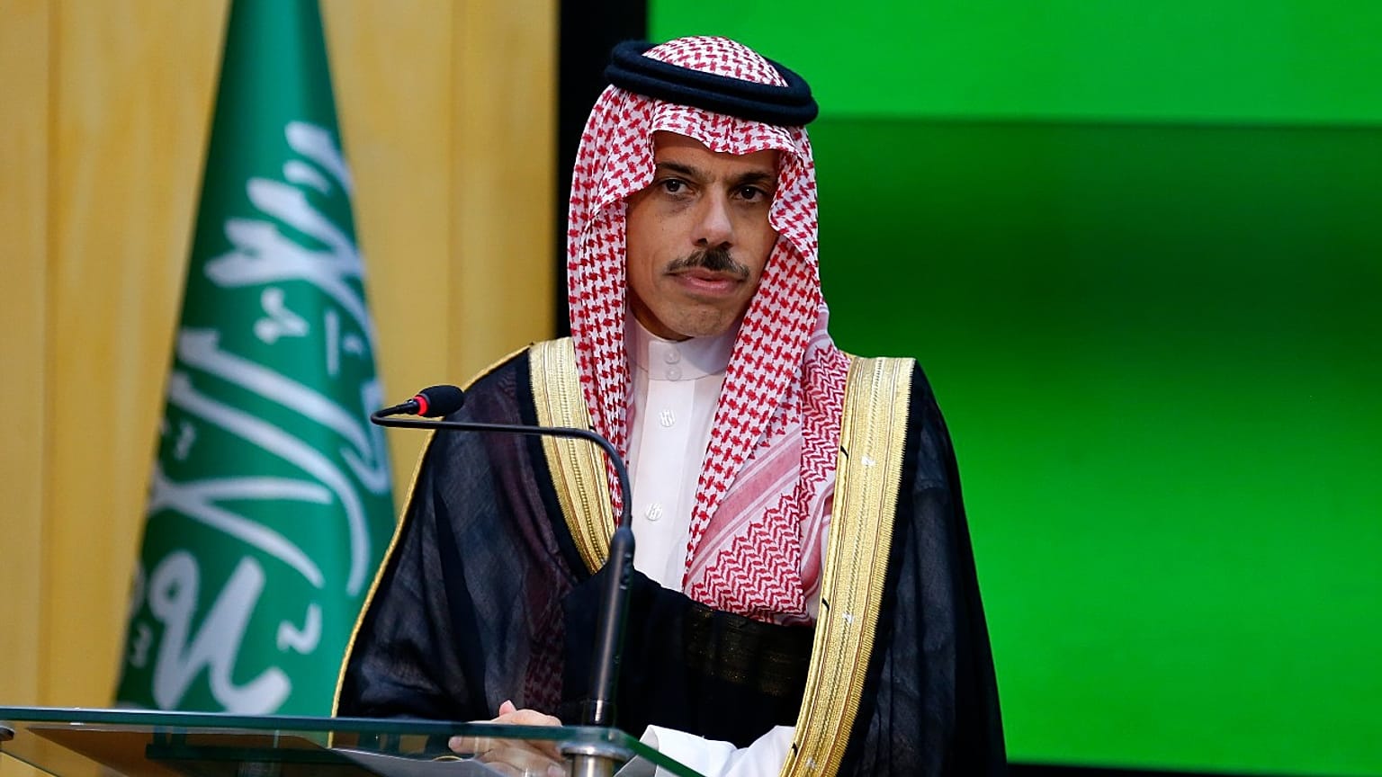   فيصل بن فرحان آل سعود، وزير الخارجية السعودي  خلال مؤتمر صحفي في إسلام أباد، باكستان