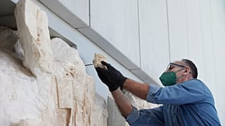 Συντηρητής του Μουσείου της Ακρόπολης τοποθετεί Παρθενώνειο θραύσμα, κατά τη διάρκεια της τελετής απόδοσης 10 Παρθενώνειων θραυσμάτων από το Εθνικό Αρχαιολογικό Μουσείο