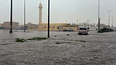 سيارة تسير في شارع غمرته المياه بمدينة الرياض، بالمملكة العربية السعودية. 
