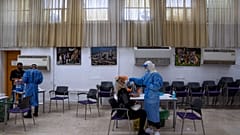مركز اختبار كوفيد-19 في رامات غان، إسرائيل، الأحد 2 يناير 2022