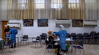 مركز اختبار كوفيد-19 في رامات غان، إسرائيل، الأحد 2 يناير 2022