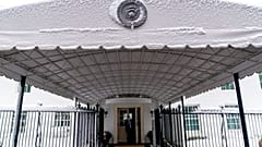 La nieve es visible en el sello presidencial sobre la entrada al ala oeste de la Casa Blanca en Washington, el lunes 3 de enero de 2022.