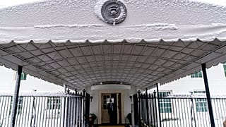 La nieve es visible en el sello presidencial sobre la entrada al ala oeste de la Casa Blanca en Washington, el lunes 3 de enero de 2022.
