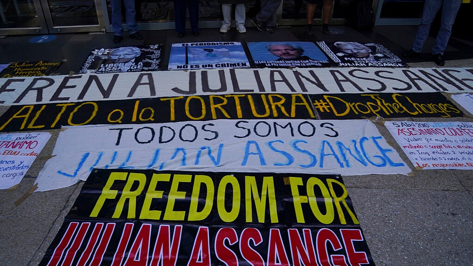 Julian Assange; Mexico