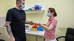Oltás beadása (illusztráció)