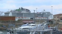MSC Grandiosa im Hafen von Rom