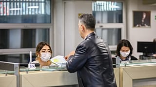 Bir banka görevlisi ve müşterisi
