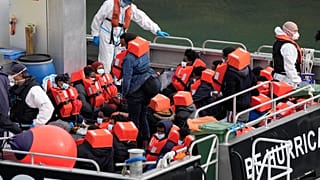 Предполагаемые нелегальные мигранты на борту корабля британской береговой охраны в порту Дувра 13 августа 2021