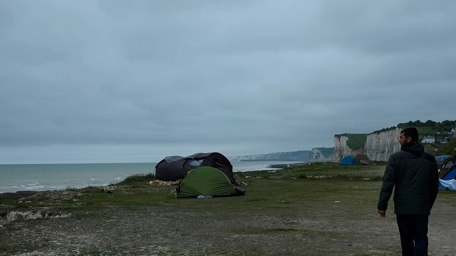 Nahe Dieppe in Frankreich haben Flüchtlinge Zelte aufgeschlagen, um auf die Gelegenheit zu warten, über den Ärmelkanal nach Großbritannien zu gelangen.