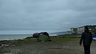Nahe Dieppe in Frankreich haben Flüchtlinge Zelte aufgeschlagen, um auf die Gelegenheit zu warten, über den Ärmelkanal nach Großbritannien zu gelangen.