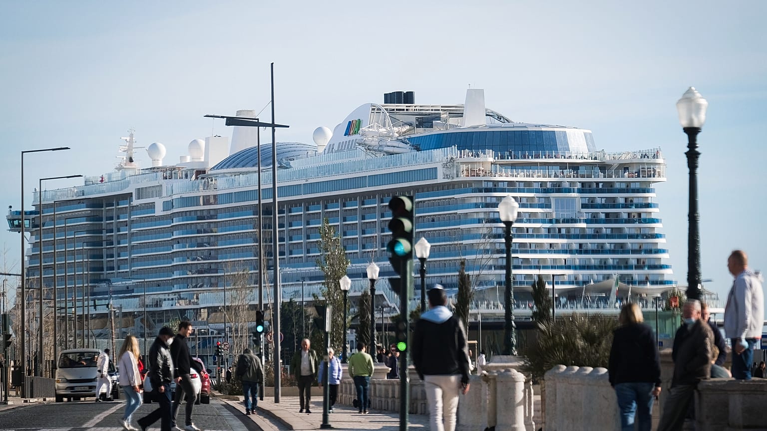 AIDAnova deixa Lisboa rumo a Barcelona