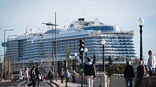 AIDAnova deixa Lisboa rumo a Barcelona
