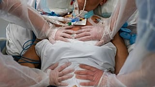 Behandlung einer Covid-Patientin in Marseille: Die Krankenhäuser in der Region sind an der Belastungsgrenze, Patient:innen werden in andere Regionen verlegt.