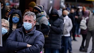 New York'ta bir Covid-19 test merkezi önünde kuyruk
