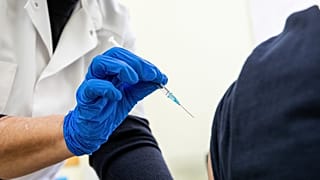 Harmadik, emlékeztető oltás beadása a békéscsabai Dr. Réthy Pál Tagkórházban 2022. január 1-jén.