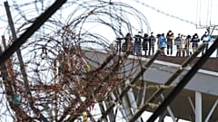 Az északot déltől elválasztó demilitarizált övezet szögesdrót akadályainak egy része - háttérben a dél-koreai kilátó a határ mellett
