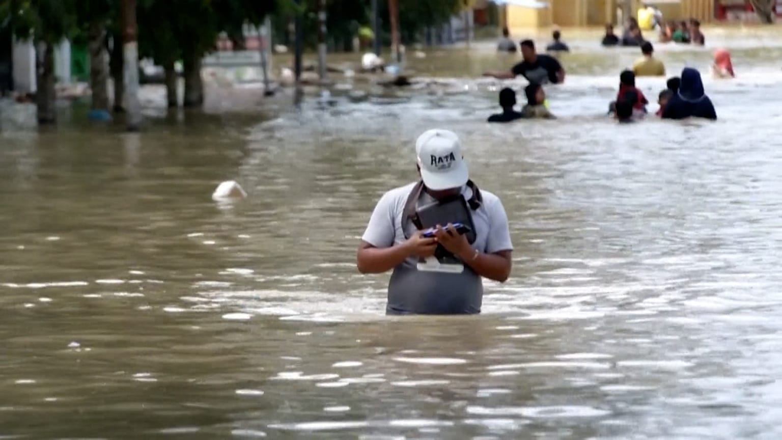 Wasser bis zum Halse auf Sumatra