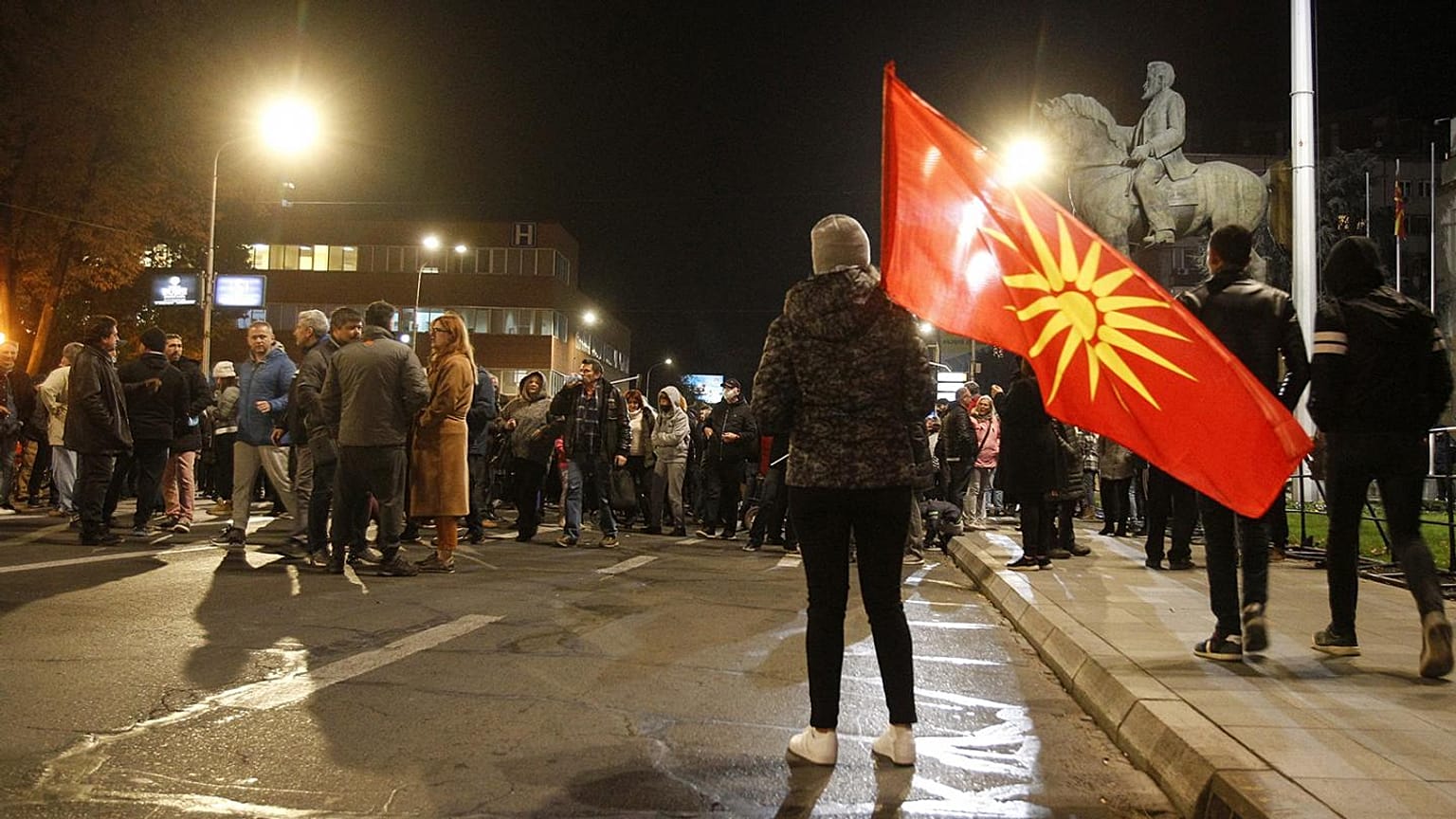 Kuzey Makedonya bayrağı taşıyan bir kadın