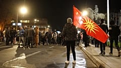 Kuzey Makedonya bayrağı taşıyan bir kadın