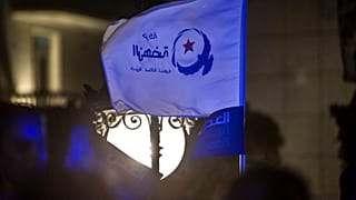 متظاهر يرفع علم حزب النهضة الإسلامي في تونس. 