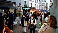 Fußgänger in einer Straße in Paris, 31.12.2021