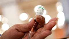 Omicron'un aşılı insanlara da bulaşabildiği görülse de aşıların ölüm ve şiddetli semptomlara karşı koruduğu düşünülüyor