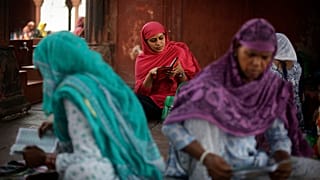 نساء هنديات يقرأن القرآن في مسجد نيودلهي، الهند.
