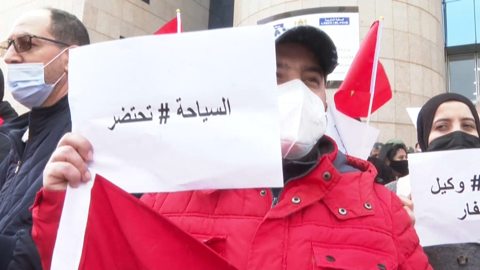 رفع المتظاهرون لافتات منها كتب عليها "السياحة تحتضر" 
