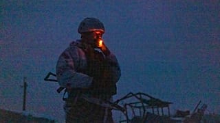 Fegyveres konfliktus Kelet-Ukrajnában - egy dohányzó katona (illusztráció)